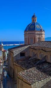 an old building with a dome on top of it at Casa all'Annunziata in Termini Imerese