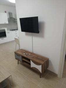 TV a/nebo společenská místnost v ubytování Jerocades palace