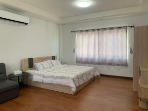 Postel nebo postele na pokoji v ubytování Lanna House a nature house at Chomthong Chiangmai