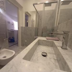 ein großes Bad mit einem Waschbecken und einem WC in der Unterkunft Villetta Gramsci, Alassio in Alassio