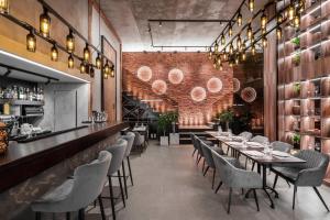 a restaurant with tables and chairs and a brick wall at Thomas Albert in Chişinău