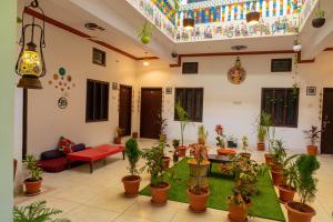 un soggiorno pieno di piante di Hotel tulsi palace a Pushkar