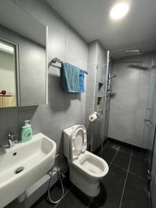 y baño con aseo blanco y lavamanos. en Mango House3-LuxurySweet I Biggest unit I infinity pool I Wifi-JQ en Kota Kinabalu