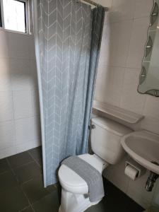 un baño con inodoro y lavabo en Happy Valley Pattaya, en Jomtien Beach