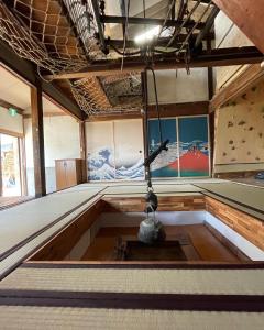 ein Zimmer mit einem Pool in der Mitte der Etage in der Unterkunft ゲストハウス餓鬼大将 in Omachi