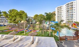 einen Luftblick auf einen Spielplatz mit einem Wasserpark in der Unterkunft BelleVue Club in Port d'Alcúdia