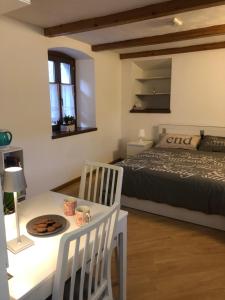 Posteľ alebo postele v izbe v ubytovaní Monolocale in casa del 700 - Trento