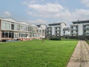 een rij appartementen met een groene tuin bij 24 Heron Court in Bridport