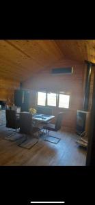 ein Esszimmer mit einem Tisch und Stühlen in einem Zimmer in der Unterkunft Sodo namelis 