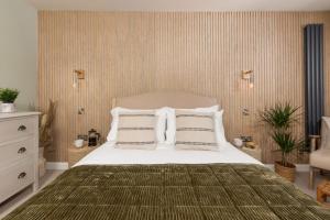 een slaapkamer met een groot bed met 2 kussens bij Sullivans Loft in Newlyn