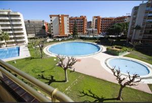 Blick auf einen Pool in einer Stadt in der Unterkunft Apartamento en Salou con 3 piscinas junto a Port Aventura in Salou