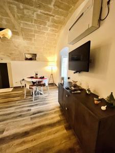 a living room with a table and a dining room at Il Nicchio in Matera