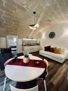 a living room with a white table and a couch at Il Nicchio in Matera