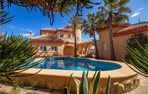 una casa con piscina frente a ella en Beautiful Home In Cartagena With Outdoor Swimming Pool, en Cartagena