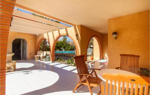 Habitación con patio con mesa y sillas. en Beautiful Home In Cartagena With Outdoor Swimming Pool, en Cartagena