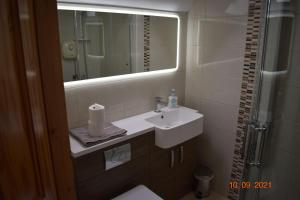 Koupelna v ubytování Erne River Lodge + 30 fotografií