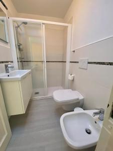 Bilik mandi di Front Beach Apartments - Attic