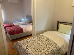 - une chambre avec un lit et un miroir dans l'établissement Isora Apartment by GHH, à Athènes