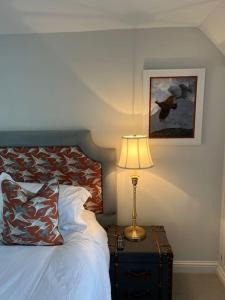 Postel nebo postele na pokoji v ubytování The Salmon House
