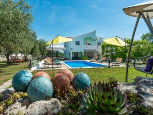 Bazén v ubytovaní Holiday House Marina with pool alebo v jeho blízkosti