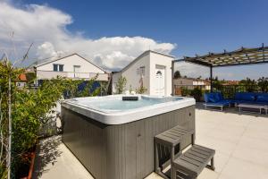 Gallery image of Villa Azzuro with jacuzzi and pool in Sveti Filip i Jakov