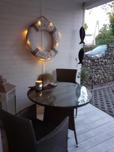 una mesa y sillas en un patio con espejo en Beach House en Międzyzdroje