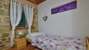 Posteľ alebo postele v izbe v ubytovaní Stone villa Pietra with pool