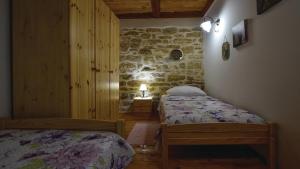 Posteľ alebo postele v izbe v ubytovaní Stone villa Pietra with pool