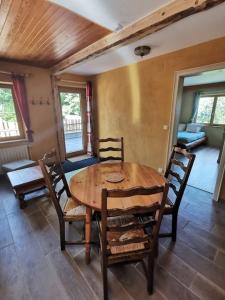 uma sala de jantar com uma mesa de madeira e cadeiras em L'Estive, gîte à la ferme en montagne em Eschbach-au-Val