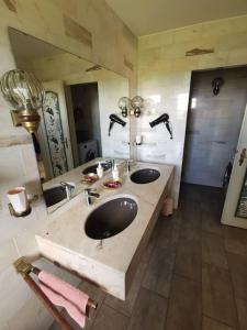 uma casa de banho com 2 lavatórios e um espelho grande em L'Estive, gîte à la ferme en montagne em Eschbach-au-Val