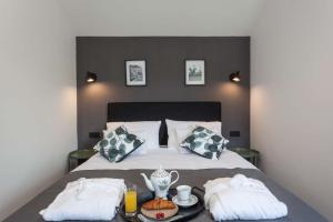 um quarto com uma cama com uma bandeja de comida em Villa Royal with heated pool em Biograd na Moru