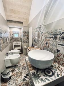 Un baño con bañera, inodoro y lavabo. en Il Nicchio, en Matera