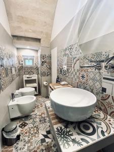 a bathroom with a tub and a toilet and a sink at Il Nicchio in Matera