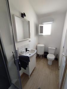 Kúpeľňa v ubytovaní Paisible maisonnette à Entraigues sur la Sorgue