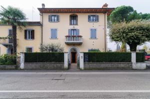 uma casa grande ao lado de uma rua em Mecenate 69 Suite em Arezzo