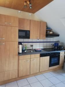Kuchyň nebo kuchyňský kout v ubytování Ferienwohnung Meisenthal nähe Nürburgring