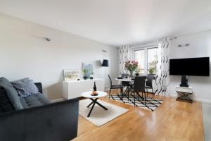 un soggiorno con divano e tavolo di EASY RENT Apartments - RAYSKIEGO a Lublino