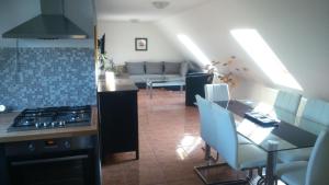 cocina y sala de estar con fogones y mesa en Solid Apartmans, en Budapest