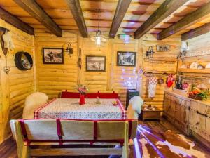Bruvno的住宿－Luxury Chalet Regina，小屋内带桌子和两匹马的用餐室