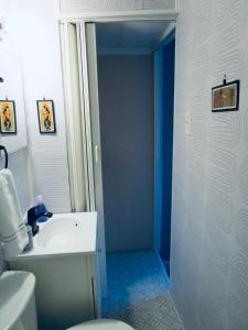 een badkamer met een wastafel en een toilet bij Boho-Chic Studio - Unit 1 in Bloomington