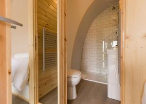 due immagini di un bagno con wc e lavandino di Apple Mount Retreat a Lavenham
