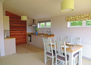 een keuken en eetkamer met een tafel en stoelen bij Kingswood Golf Lodges in Thorne