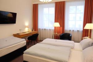 Postel nebo postele na pokoji v ubytování Hotel Adler