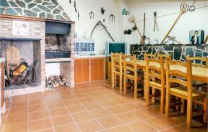 comedor con chimenea, mesa y sillas en 2 Bedroom Beautiful Home In Montalbn en Montalbán