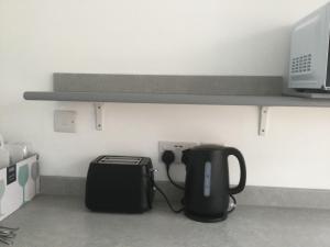 a coffee maker and a toaster in a room at The Bay Studio 2 - Broadstairs in Broadstairs