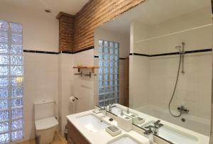 Kúpeľňa v ubytovaní Enjoy Apartment 4 pax at Ruzafa with sunny terrace