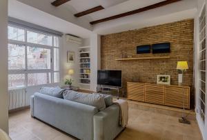 Televízia a/alebo spoločenská miestnosť v ubytovaní Enjoy Apartment 4 pax at Ruzafa with sunny terrace + 37 fotografií