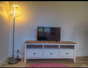 TV at/o entertainment center sa Magnificent One Bed Room Appartement with Terrasse Options, Parking and Air conditionner