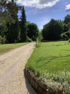 a dirt road next to a field of grass at Doppelzimmer mit neuem Bad und Sportpool-Nutzung außen, beheizt, im Souterrain der Villa Naturpark Rheinblick in Koblenz