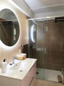 a bathroom with a sink and a shower at Palm-Mar Appartement Celeste 250m de l'ocean vue mer panoramique in Palm-Mar
